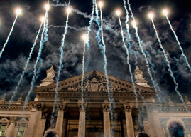 Reichstagsgebäude mit Feuerwerk und Lichtkunst von Michael Batz am Vorabend des 60. Geburtstages der Bundesrepublik Deutschland