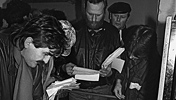 Demonstranten am 15. Januar 1990 in der Zentrale des Ministeriums für Staatssicherheit in der Ost-Berliner Normannenstrasse