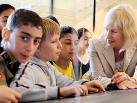 Nicole Sonne bei einer Führung mit einer Schulklasse