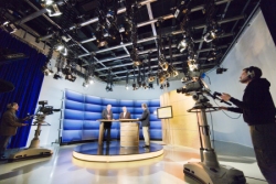 Foto: Fernsehstudio mit Kameras, Studiogästen und Beleuchtung