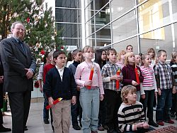 Bundestagsvizepräsident Wolfgang Thierse mit Schulchor der Theodor-Fontane-Schule aus Menz