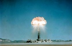 Ein Atompilz steigt nach der Explosion einer Atombombe über dem Testgelände in der Wüste von Nevada auf.