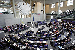 Blick in das besetzte Plenum, Klick vergrößert Bild