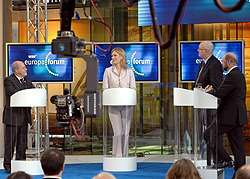 Dr. Gregor Gysi, Dr. Silvana Koch-Mehrin, Moderator Rolf-Dieter Krause, Martin Schulz, Klick vergrößert Bild