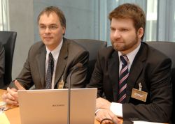 Andreas Edel und Harald Wilkoszewski im Anhörungssaal des Marie-Elisabeth-Lüders-Hauses.