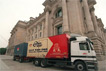 Ein Lastwagen mit Umzugsgut aus dem Bonner Bundestag steht vor dem Berliner Reichstagsgebäude (Aufnahme vom 6. Juli 1999).