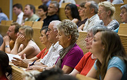 Senioren in Uni-Vorlesung, Klick vergrößert Bild