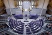 Überblick in den leeren Plenarsaal, Besuchertribüne ist besetzt.