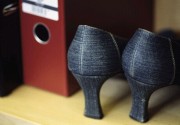 Bild: Stöckelschuhe im Ablageregal eines Büros des Bundestages