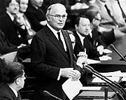 Bild: Rainer Barzel im Bundestag.