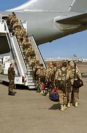 Marschbefehl: Bundeswehrsoldaten beim Abflug ins Einsatzgebiet.