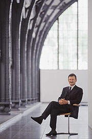 Hermann Otto Solms in der Halle des Kunstmuseums "Hamburger Bahnhof".