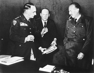 Der französische Militärgouverneur Pierre Koenig, US-Botschafter Robert D. Murphy und US-Militärgouverneur Lucius D. Clay bei der Übergabe der Frankfurter Dokumente