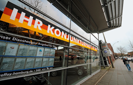 Schaufenster eines Autohändlers mit Werbung für das Konjunkturpaket