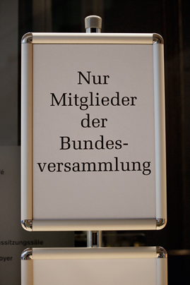 Schild „Nur Mitglieder der Bundesversammlung”