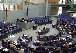 Bundesministerin Schavan spricht vor dem Plenum