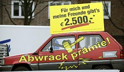 Ein Autohändler wirbt mit der neuen Abwrackprämie für Altautos.