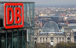 Das Logo der Deutschen Bahn AG am Bahn-Tower, dem Sitz der Deutschen Bahn-AG, am Potsdamer Platz neben dem Reichstagsgebäude.