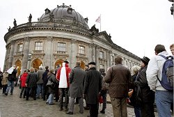 Besucher vor Museum stehen Schlange, Klick vergrößert Bild