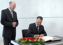 Cavaco Silva trägt sich in das Gästebuch des Deutschen Bundestages ein, Klick vergrößert Bild