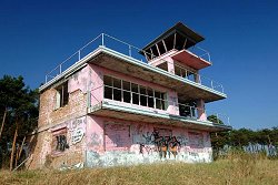 Ein verfallener Kommandoturm steht auf dem Militärübungsplatz in der Kyritz-Ruppiner Heide bei Wittstock.