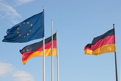 Deutschland- und Europa-Fahnen