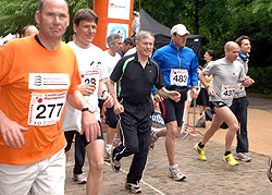 Bundespräsident Horst Köhler beim Bundestagslauf, Klick vergrößert Bild