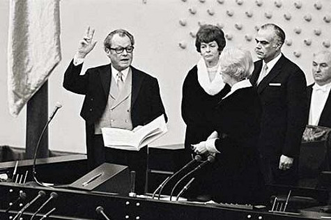 Willy Brandt wird bei seiner Wiederwahl 1972 zum Bundeskanzler von Bundestagspräsidentin Annemarie Renger vereidigt.