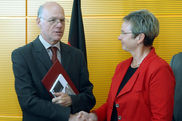 Die Vorsitzende des Petitionsausschusses, Kersten Steinke, übergibt Bundestagspräsident Norbert Lammert den Petitionsbericht