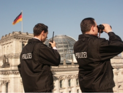 Foto: Polizisten auf dem Dach eines der Gebäude des Deutschen Bundestages