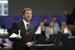 Guido Westerwelle (FDP) hält Rede im Plenum, Klick vergrößert Bild