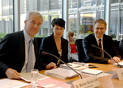 Dr. Michael Bürsch (SPD), Ulrike Sommer, Bundesnetzwerk Bürgerschaftliches Engagement, Gerd Hoofe, Staatssekretär im Bundesministerium für Familie, Klick vergrößert Bild