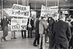 30. Mai 1968: Studenten protestieren an der Freien Universität gegen die Notstandsgesetze. Diese sehen in Notstandszeiten eine Einschränkung der Grundrechte vor.