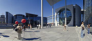 Spaziergänger auf der Spreepromenade am Marie-Elisabeth-Lüders-Haus.