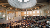 1999, Bundestagssitzung im von Sir Norman Foster umgebauten Reichstagsgebäude