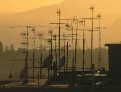 Foto: Fernsehantennen auf dem Dach eines Hauses