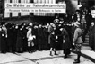 Wahlen zur Verfassungsgebenden Deutschen Nationalversammlung am 19. Januar 1919. - Menschenschlange vor einem Wahllokal in der Bellevuestrasse.