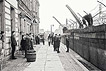 Passanten sehen am 13. August 1961 in der West-Berliner Sebastianstraße DDR-Grenzsoldaten beim Mauerbau zu.