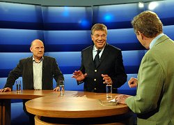 Dr. Peter Danckert (mitte) im Gespräch im Studio des Parlamentsfernsehens.