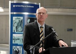 Bundestagspräsident Lammert spricht zur Ausstellungseröffnung.