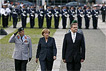 Bundeskanzlerin Merkel und Verteidigungsminister Jung (rechts) beim Gelöbnis der Soldaten.