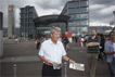 Wolfgang Wieland verteilt auf dem Vorplatz des Berliner Hauptbahnhofs Wahlkampf-Zeitungen.