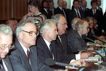 Hans Modrow (3.v.l.), Ministerpräsident der DDR, trifft am 13.02.1990 in Bonn mit Bundeskanzler Helmut Kohl (4.v.l.) zusammen.