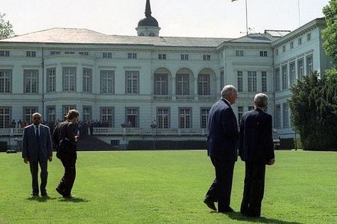 Bundeskanzler Helmut Kohl (l.) und Lothar de Maiziere