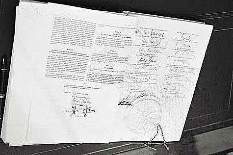 Unterschriftenseite des am 20. September 1990 vom Deutschen Bundestag verabschiedeten 'Vertrag zwischen der Bundesrepublik Deutschland und der Deutschen Demokratischen Republik über die Herstellung der Einheit Deutschlands - Einigungsvertrag'. 