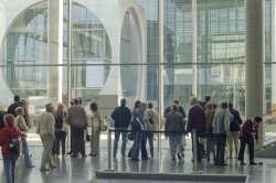 Besucher an Glasfassade im Paul-Löbe-Haus