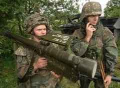 Foto: Soldaten bei der Übung mit einem Raketenwerfer