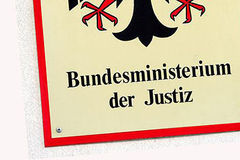 Schild am Bundesministerium der Justiz in Berlin