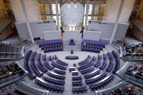 Überblick in den leeren Plenarsaal, Besuchertribüne ist besetzt.