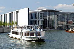 Paul-Löbe-Haus, im Vordergrund Ausflugsschiff auf der Spree in Berlin